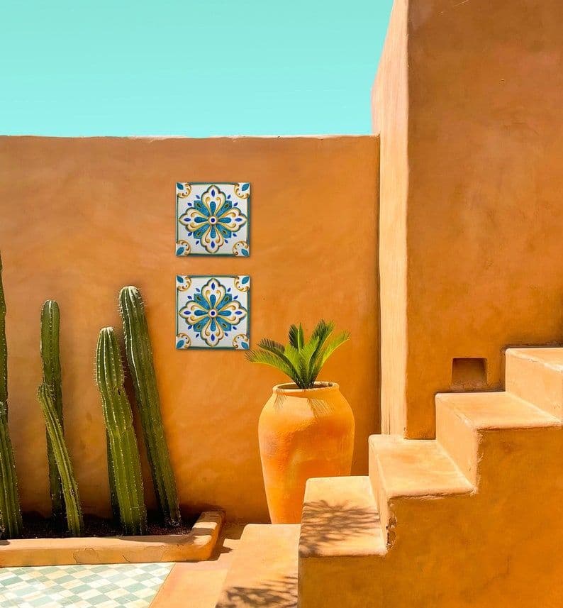 Façade ocre et porte bleue